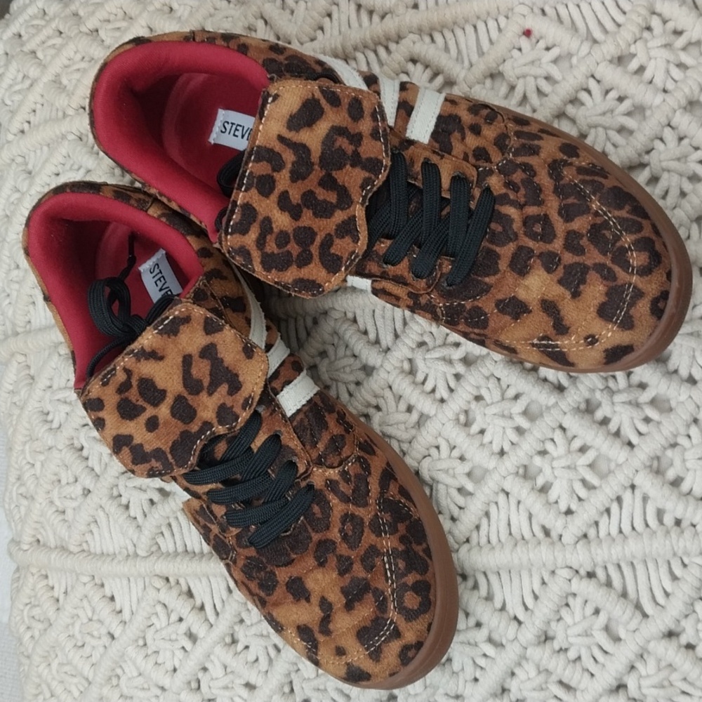SIZE 7 STEVE MADDEN ANIMAL PRINT SNEAKERS